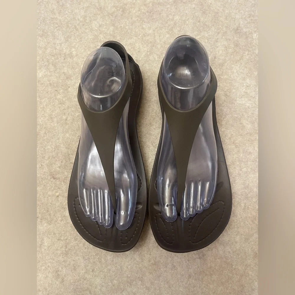 CROCS Serena Sexi Brown Thong Flat Comfort Sandals Women’s size 9